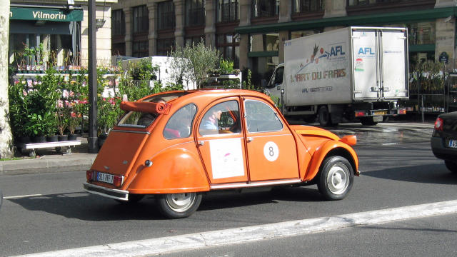 A 2CV still running in Paris